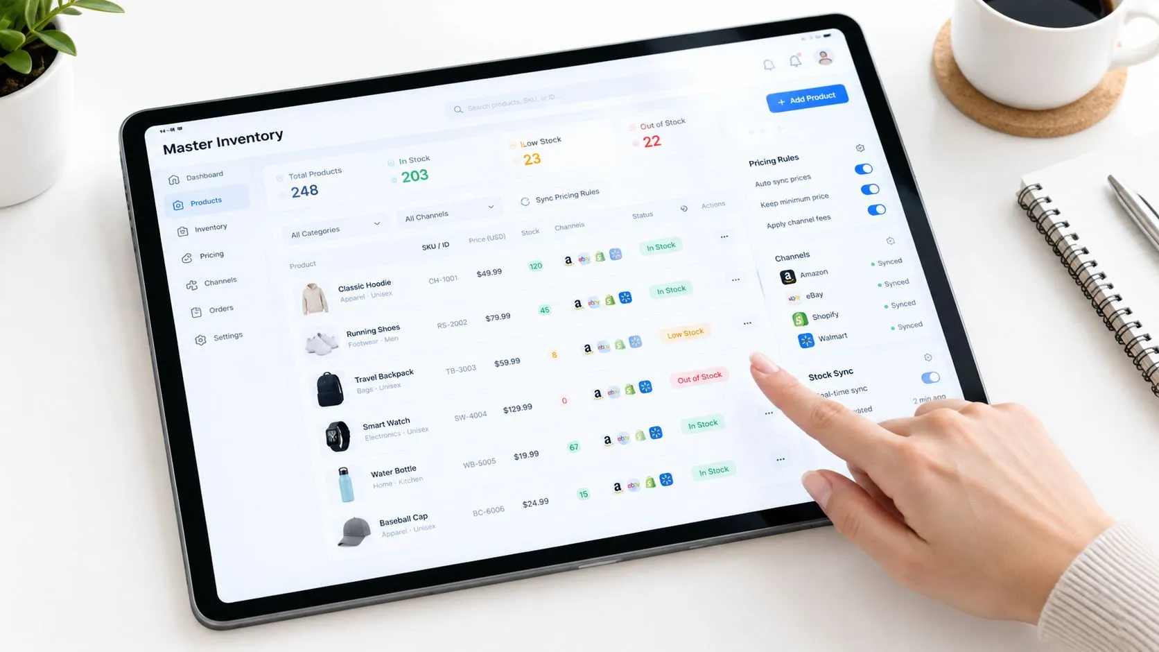 Persona usando una tableta para gestionar un inventario centralizado de productos en múltiples canales de venta online.