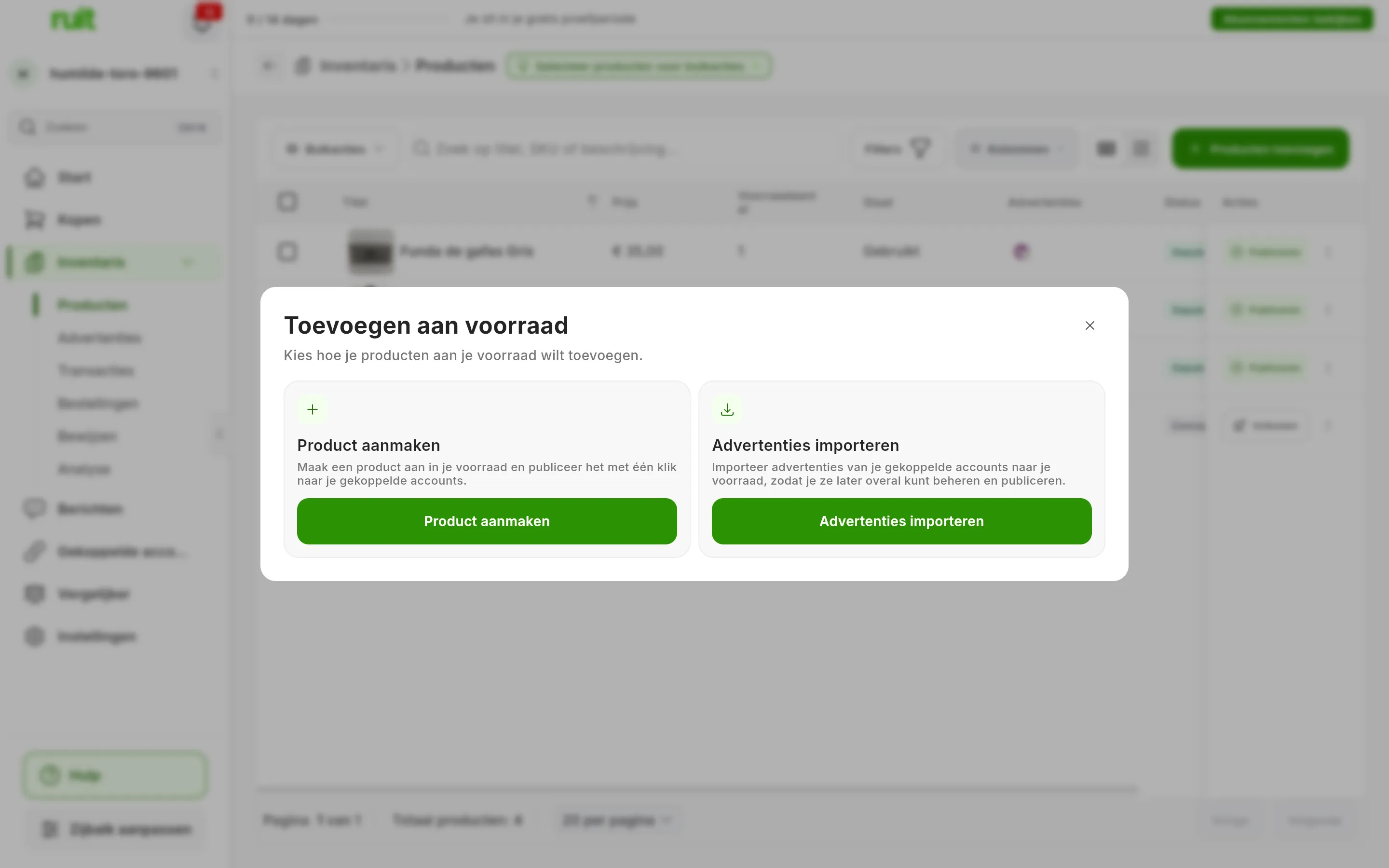 Het venster Toevoegen aan voorraad boven de producttabel, met twee kaarten: Product aanmaken, om een product aan te maken en op je gekoppelde accounts te publiceren, en Advertenties importeren, om de advertenties van je gekoppelde accounts naar je voorraad te halen
