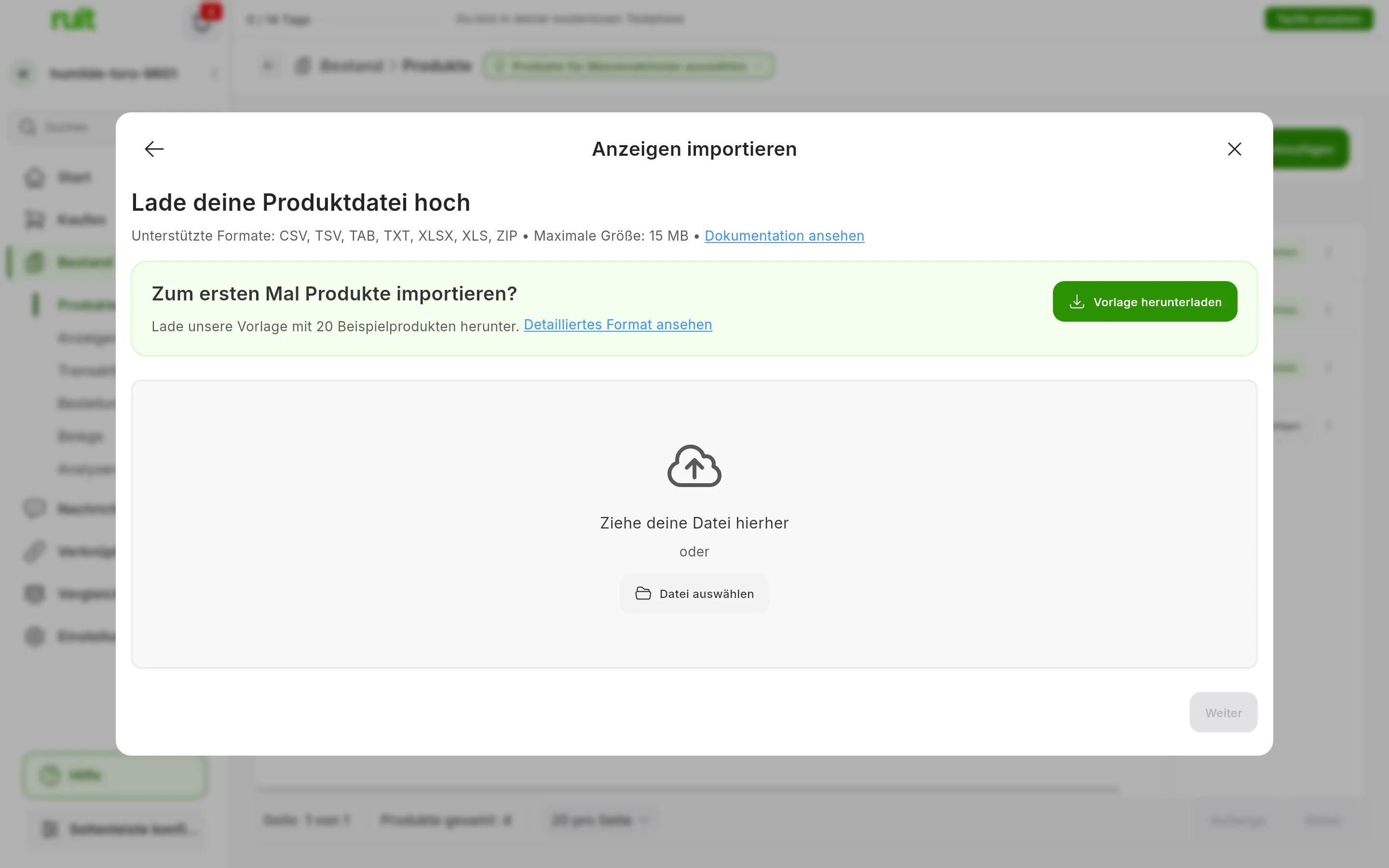 Der Schritt zum Hochladen im Datei-Assistenten: Lade deine Produktdatei hoch, die unterstützten Formate und die maximale Größe, der Hinweis für das erste Mal mit Vorlage herunterladen und die Fläche, um die Datei hineinzuziehen oder auszuwählen