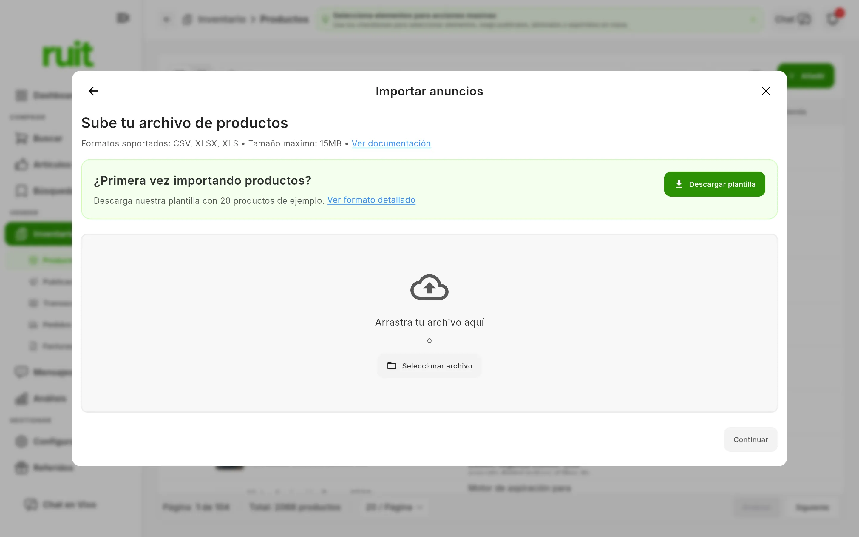 El paso de subida: el título «Sube tu archivo de productos», la línea que anuncia formatos CSV, XLSX y XLS con un tamaño máximo de 15MB, una franja verde que ofrece descargar una plantilla con 20 productos de ejemplo, y la caja de arrastrar y soltar con el botón Seleccionar archivo.