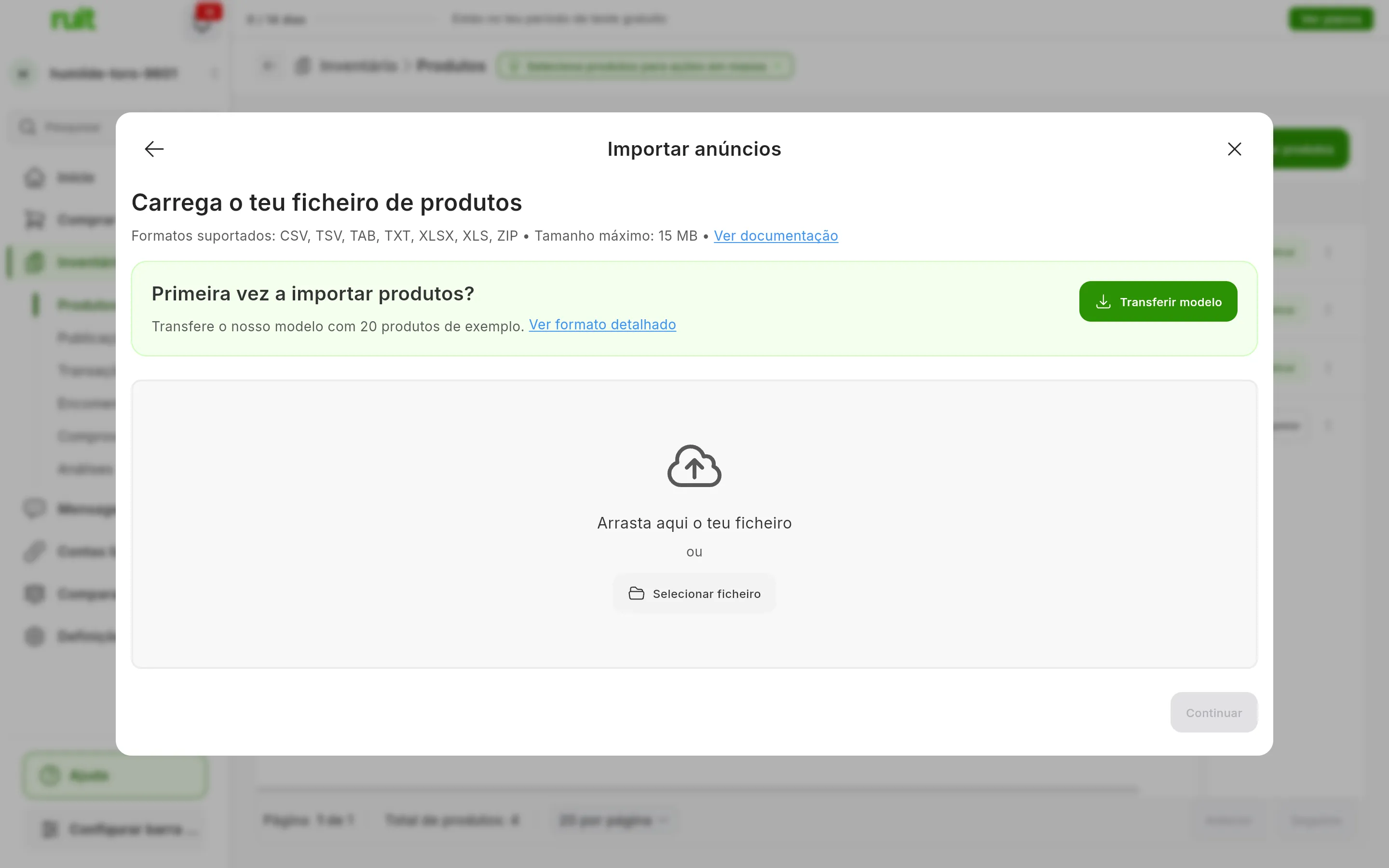 O passo de envio do assistente de ficheiro: Carrega o teu ficheiro de produtos, os formatos suportados e o tamanho máximo, o aviso para a primeira vez com Transferir modelo, e a zona para arrastar o ficheiro ou selecioná-lo