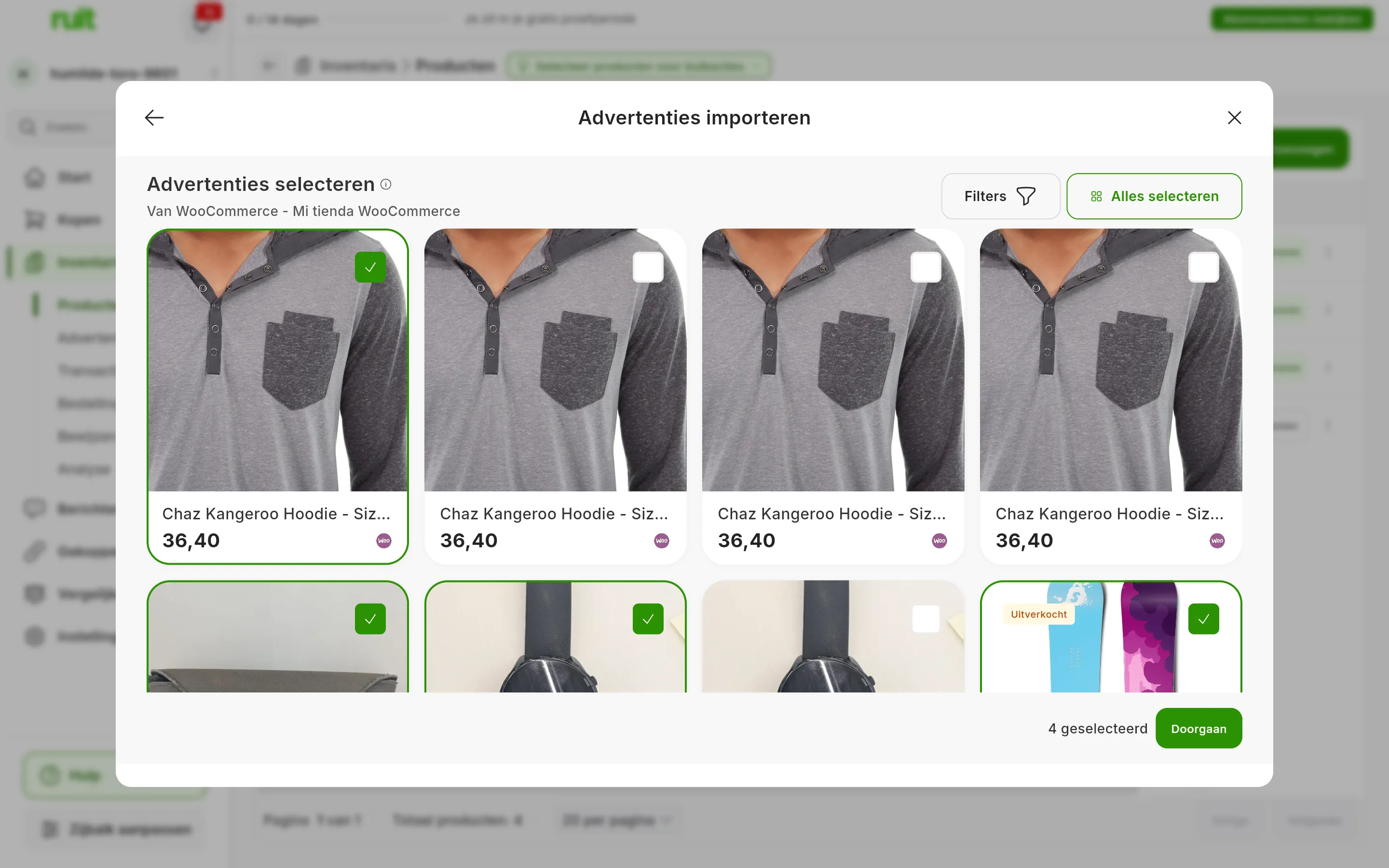 De stap Advertenties selecteren van een WooCommerce-winkel: kaarten met de foto, de titel en de prijs van elke advertentie, waarvan er vier zijn aangevinkt, bovenaan de knoppen Filters en Alles selecteren, en onderaan 4 geselecteerd naast de knop Doorgaan