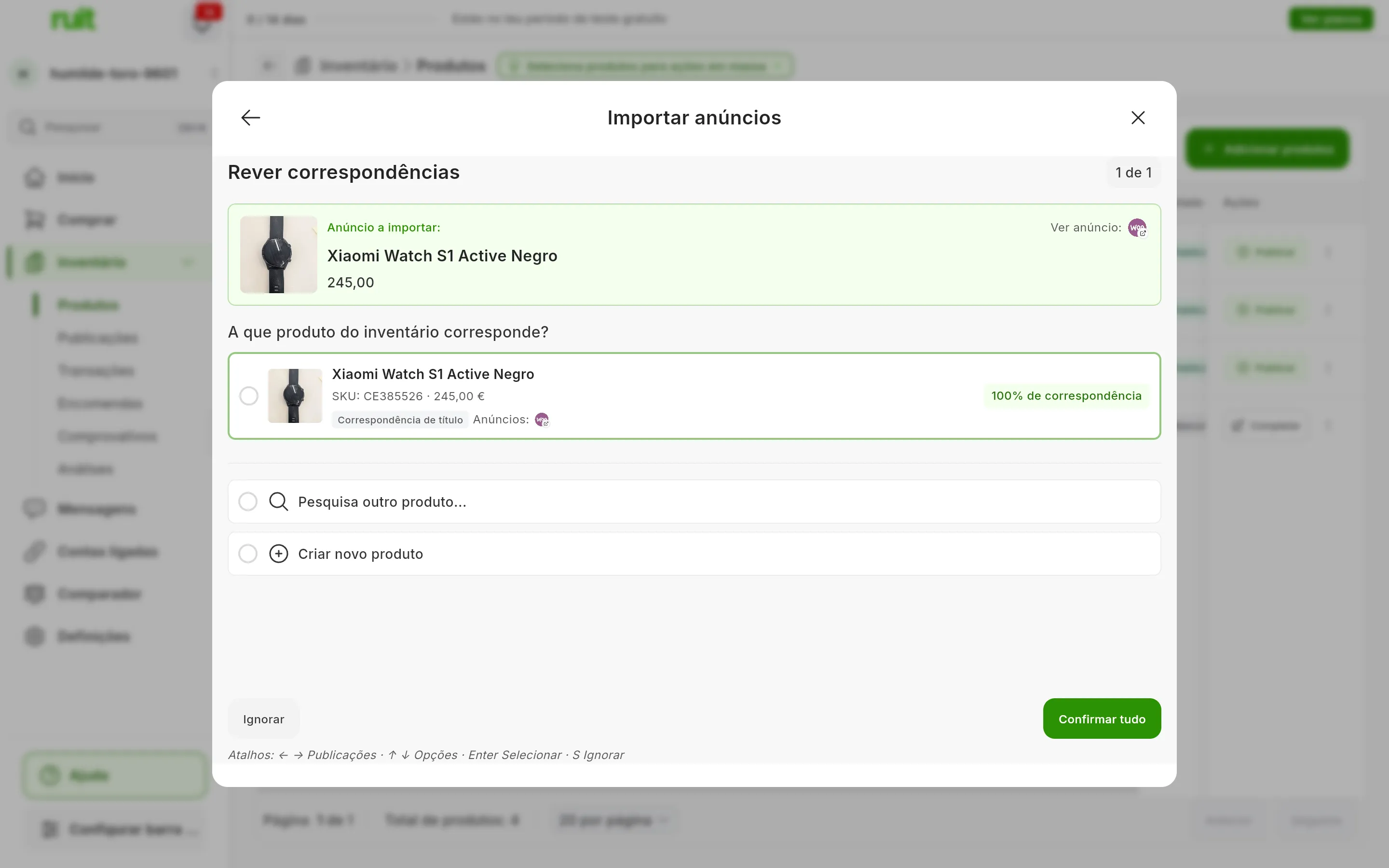 O ecrã Rever correspondências: em cima o anúncio a importar, um relógio do WooCommerce a 245,00; por baixo, um produto do inventário com o mesmo título, o SKU, o preço, a etiqueta Correspondência de título e 100 % de correspondência, e as opções Pesquisa outro produto e Criar novo produto; em baixo, Ignorar, Confirmar tudo e a linha de atalhos de teclado