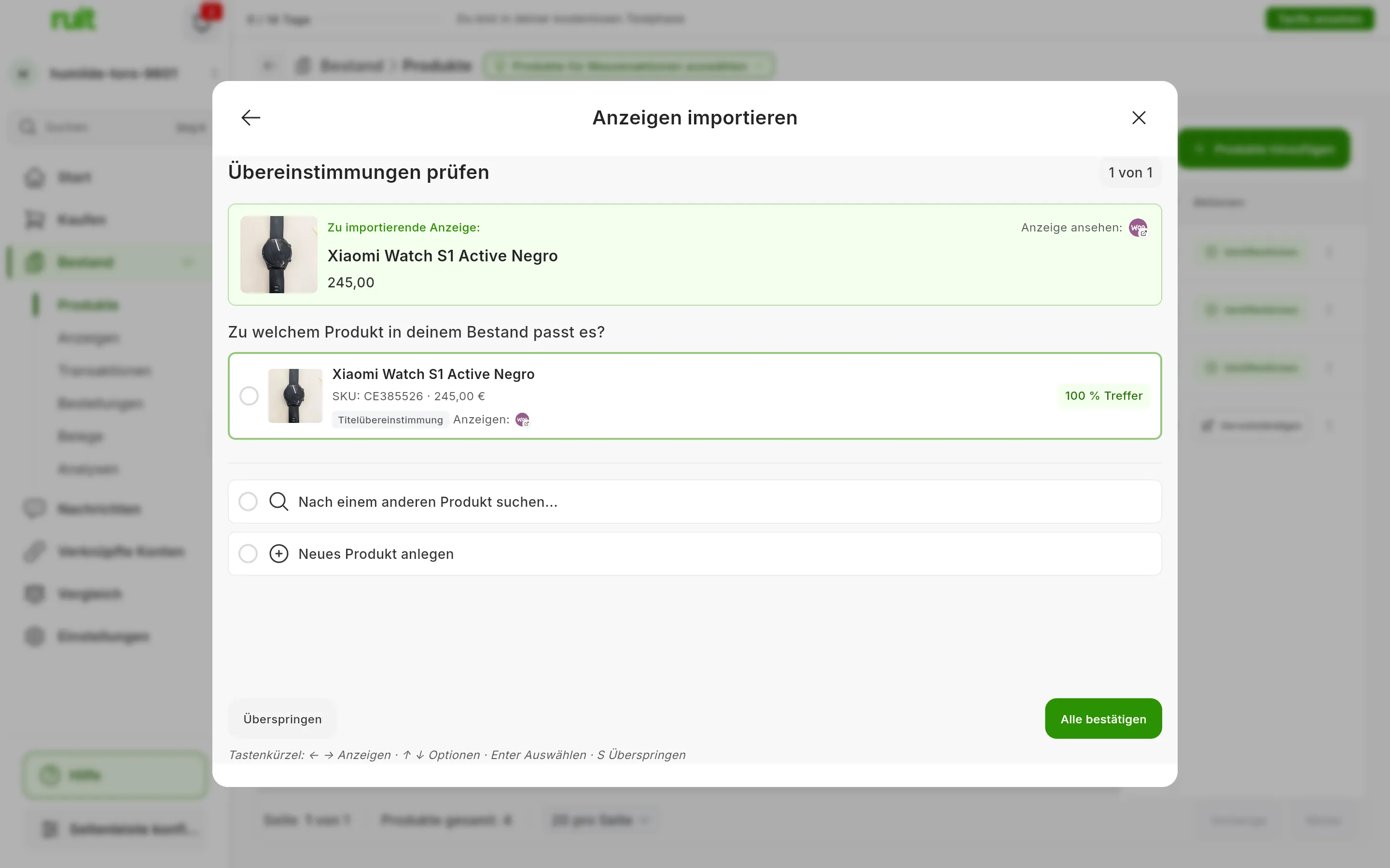 Der Bildschirm Übereinstimmungen prüfen: oben die zu importierende Anzeige, eine Uhr von WooCommerce für 245,00; darunter ein Produkt aus dem Bestand mit demselben Titel, seiner SKU, seinem Preis, dem Etikett Titelübereinstimmung und 100 % Treffer sowie die Optionen Nach einem anderen Produkt suchen und Neues Produkt anlegen; unten Überspringen, Alle bestätigen und die Zeile mit den Tastenkürzeln