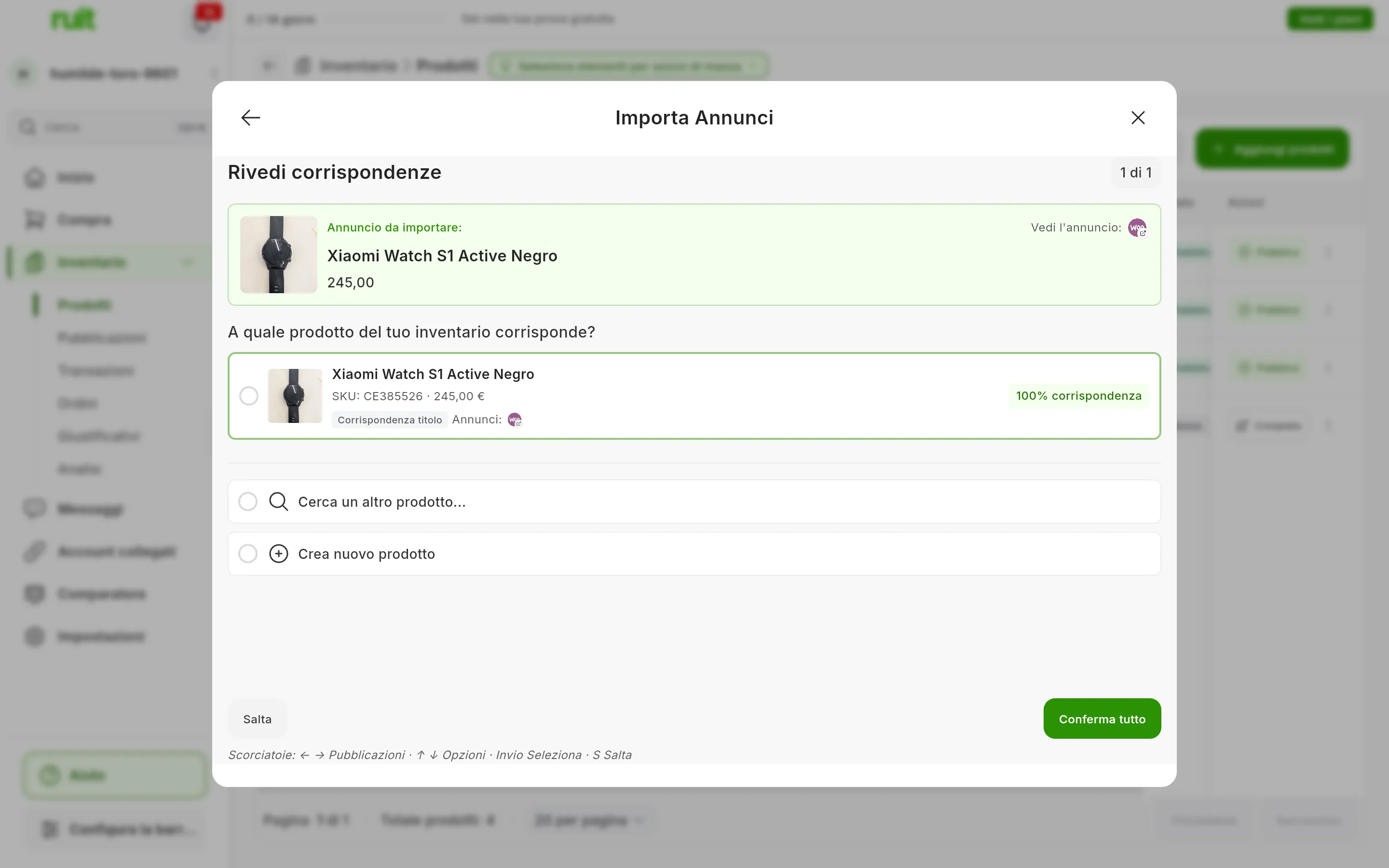 La schermata Rivedi corrispondenze: in alto l'annuncio da importare, un orologio di WooCommerce a 245,00; sotto, un prodotto dell'inventario con lo stesso titolo, il suo SKU, il suo prezzo, l'etichetta Corrispondenza titolo e 100% corrispondenza, e le opzioni Cerca un altro prodotto e Crea nuovo prodotto; in basso, Salta, Conferma tutto e la riga delle scorciatoie da tastiera