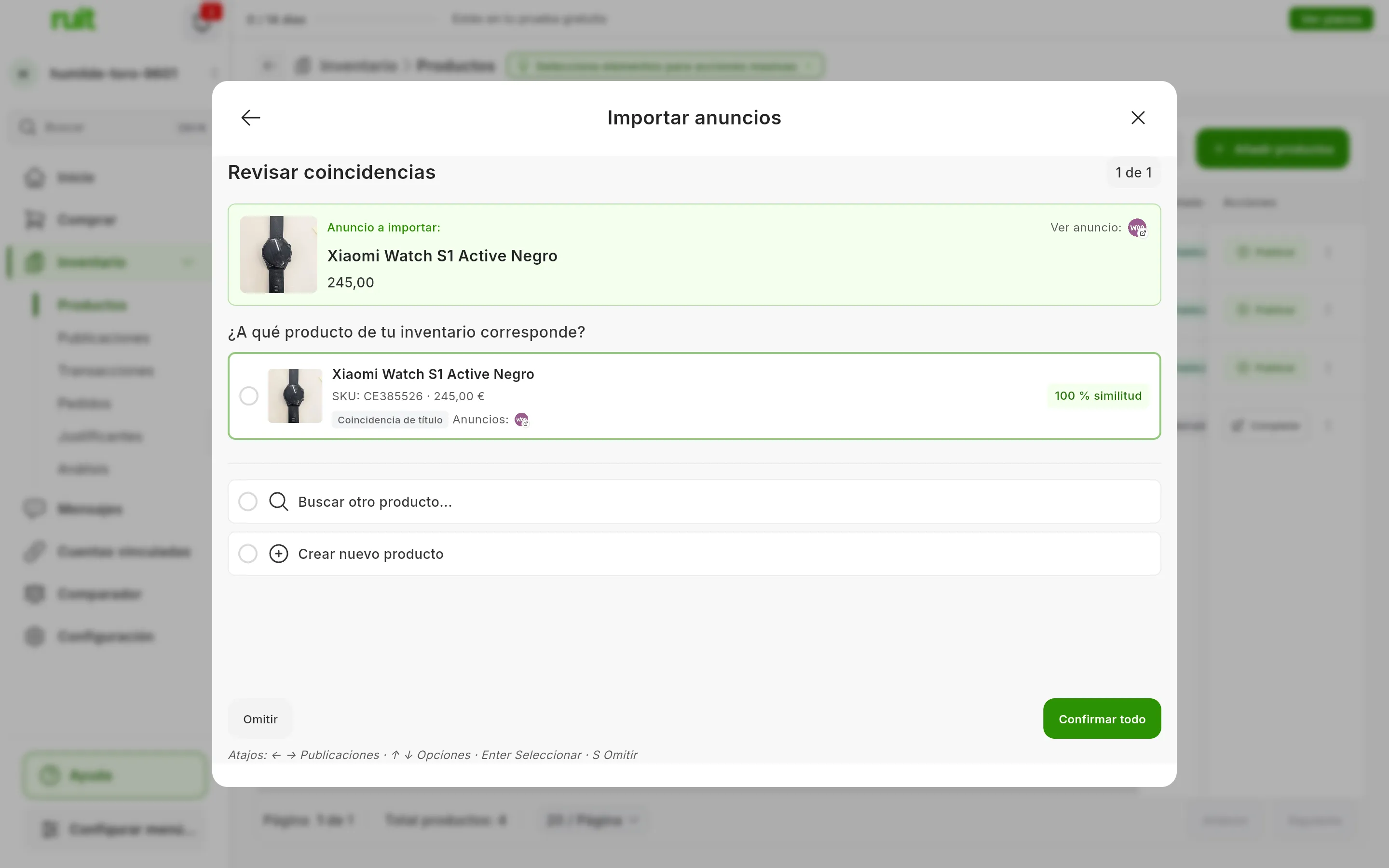La pantalla Revisar coincidencias: arriba el anuncio a importar, un reloj de WooCommerce a 245,00; debajo, un producto del inventario con el mismo título, su SKU, su precio, la etiqueta Coincidencia de título y 100 % similitud, y las opciones Buscar otro producto y Crear nuevo producto; abajo, Omitir, Confirmar todo y la línea de atajos de teclado
