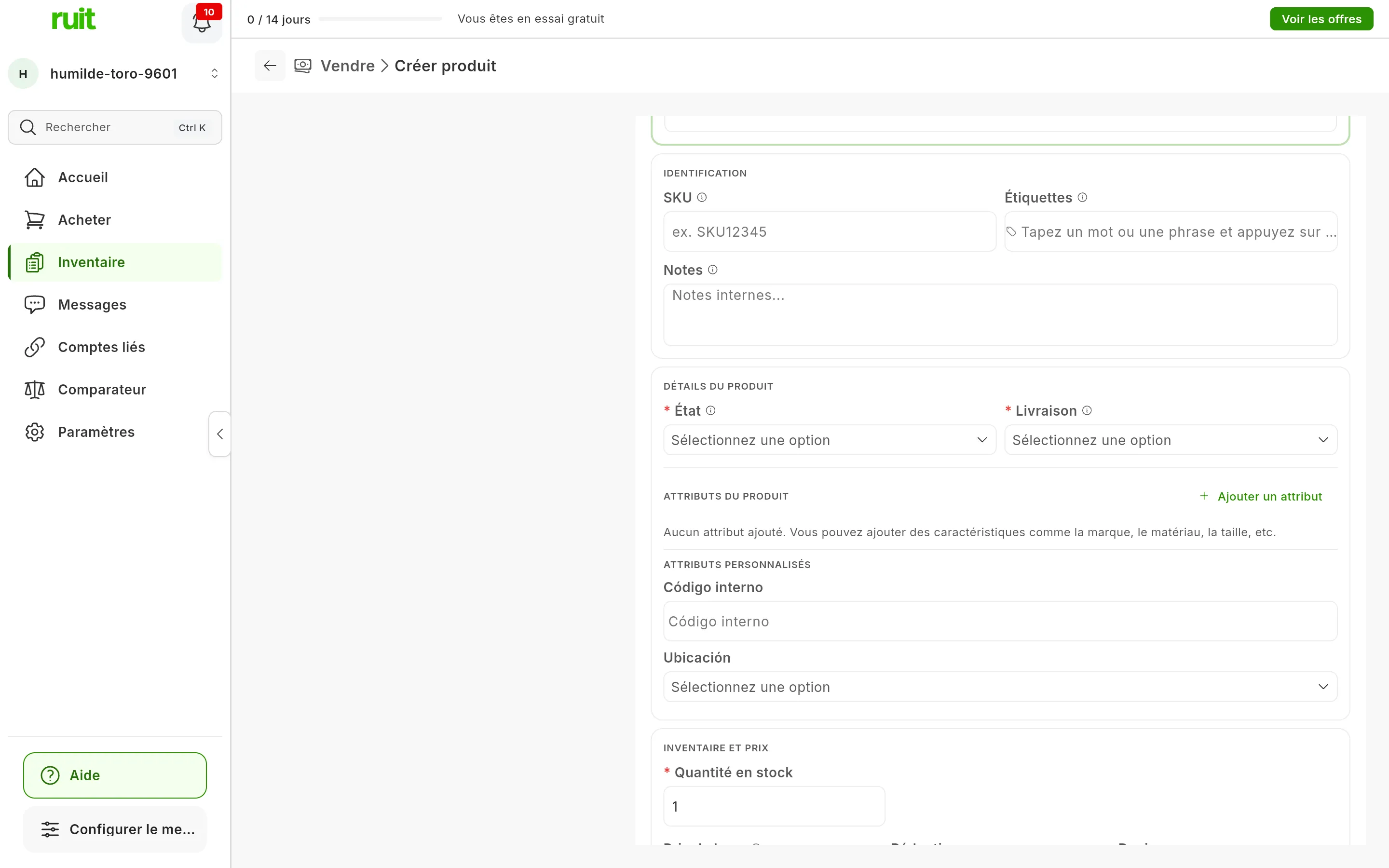 La partie centrale du formulaire de création de produit : IDENTIFICATION avec SKU, Étiquettes et Notes ; DÉTAILS DU PRODUIT avec État et Livraison, obligatoires ; ATTRIBUTS DU PRODUIT avec le bouton Ajouter un attribut ; et ATTRIBUTS PERSONNALISÉS avec Código interno et Ubicación