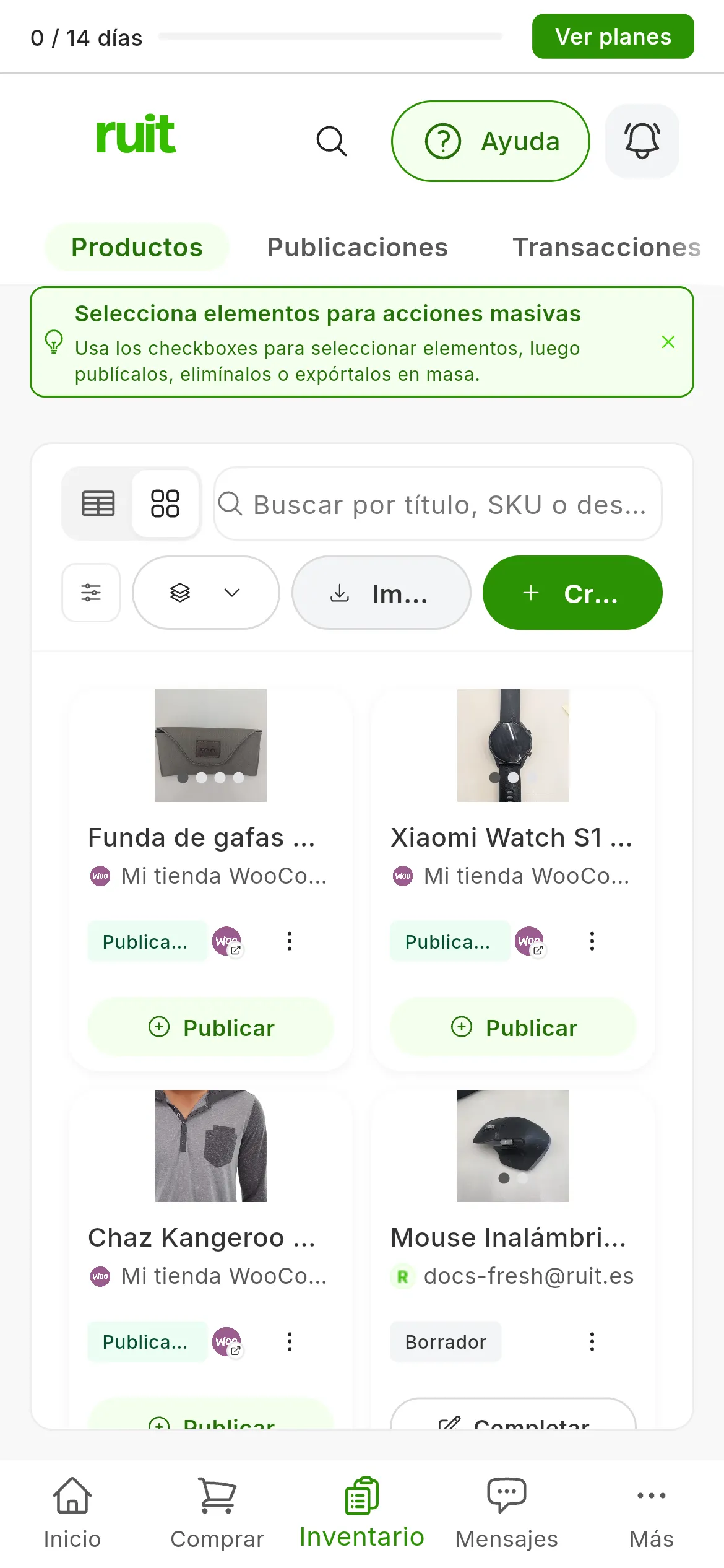 La vista de tarjetas: una tarjeta por producto con su foto, el título, la fuente, el estado, el logo de WooCommerce en los que tienen anuncio y el botón de más acciones