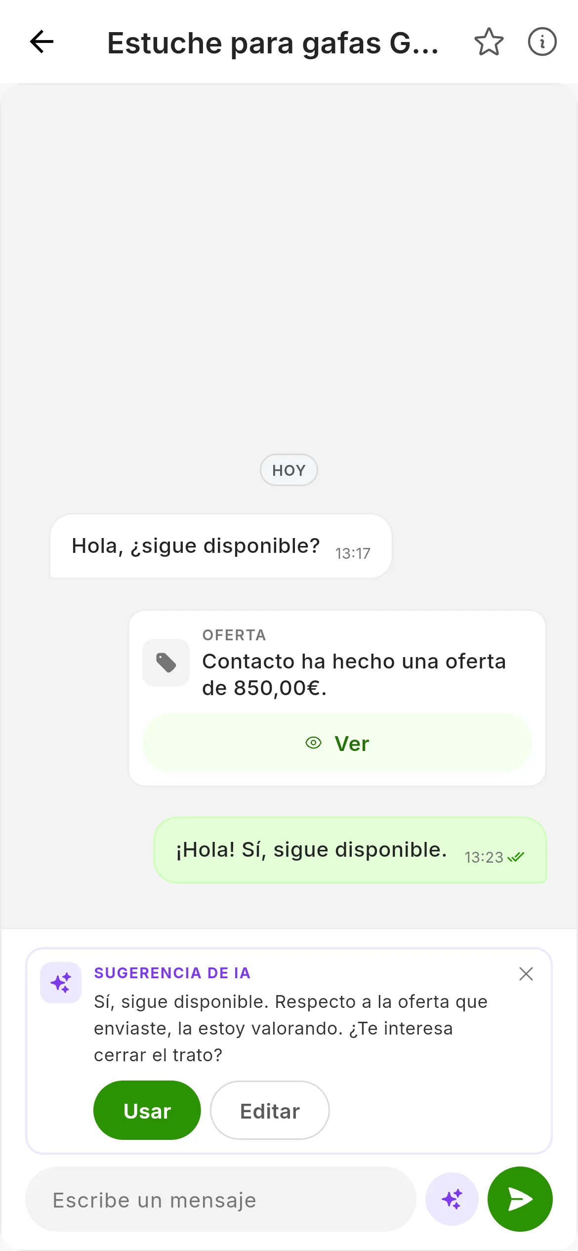 El chat con un borrador de la IA encima del cuadro de escribir: el rótulo Sugerencia de IA, el texto propuesto, los botones Usar y Editar y la X para descartarlo