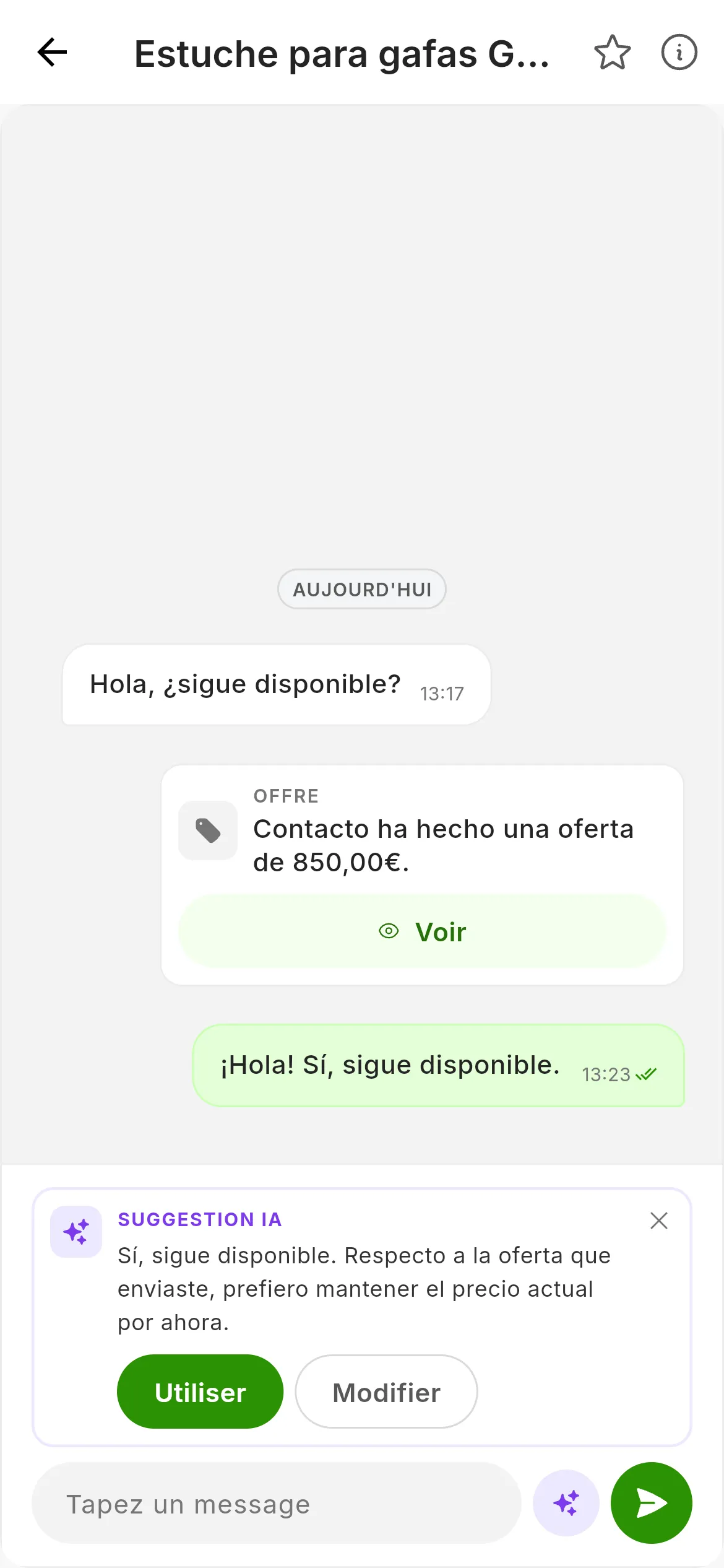 Le chat avec un brouillon de l'IA au-dessus de la zone de saisie : le libellé Suggestion IA, le texte proposé, les boutons Utiliser et Modifier et la X pour l'ignorer