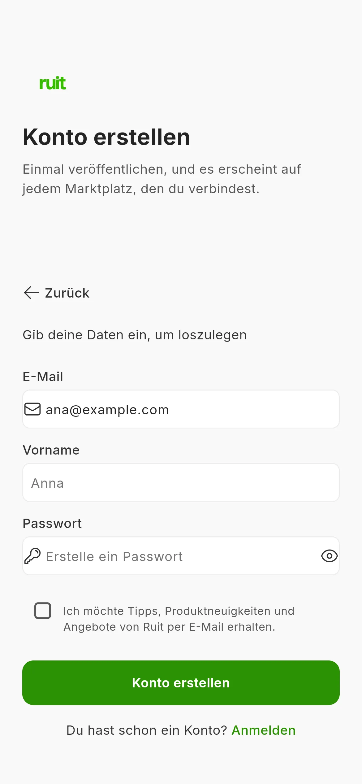 Das ausgeklappte Formular der Anmeldung: das Feld der E-Mail-Adresse mit einer Beispieladresse, darunter die Felder für Name und Passwort, das Kästchen für Neuigkeiten und die grüne Schaltfläche zum Erstellen des Kontos.