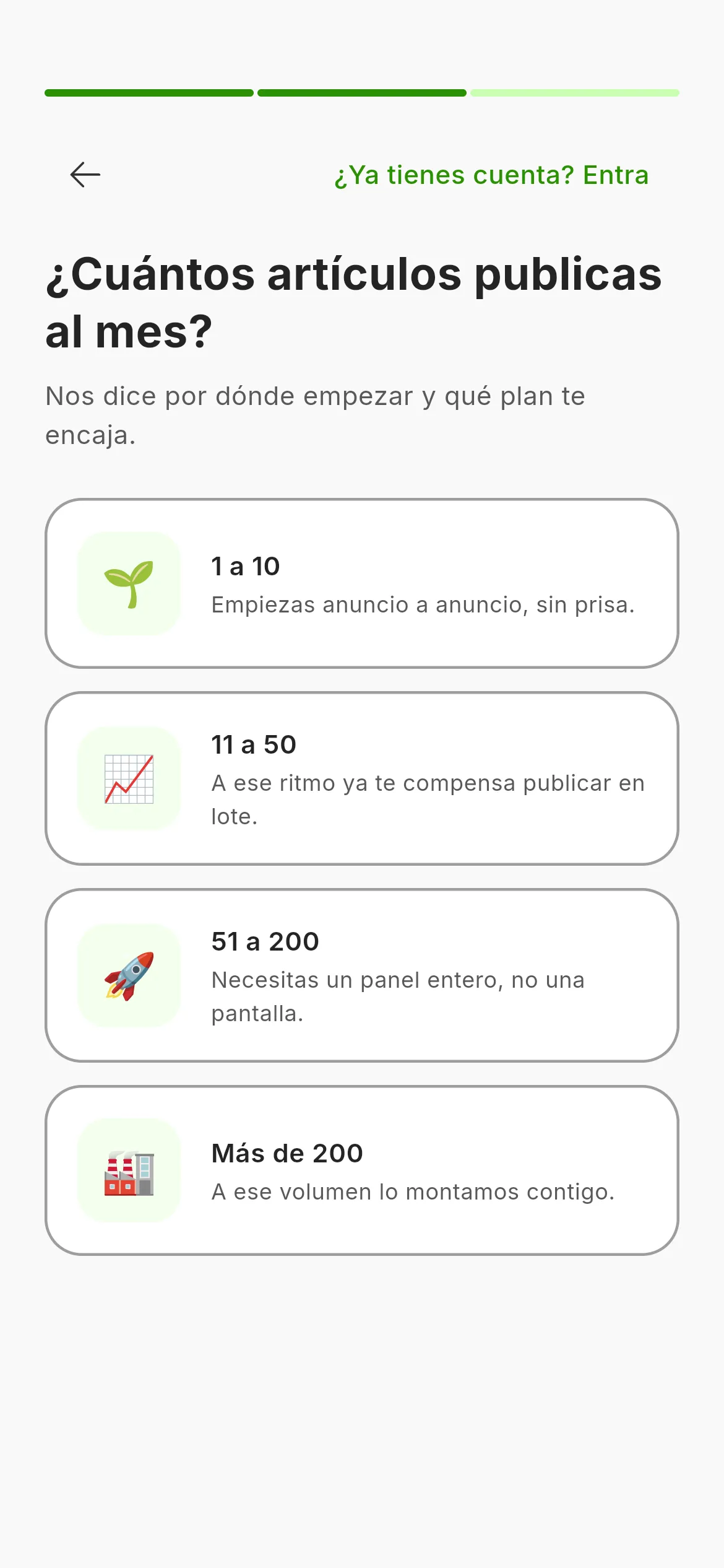 La segunda pantalla del alta: la pregunta de cuántos artículos publicas al mes con cuatro tramos, la barra de progreso arriba con el texto Paso 2 de 3 y la flecha para volver atrás.