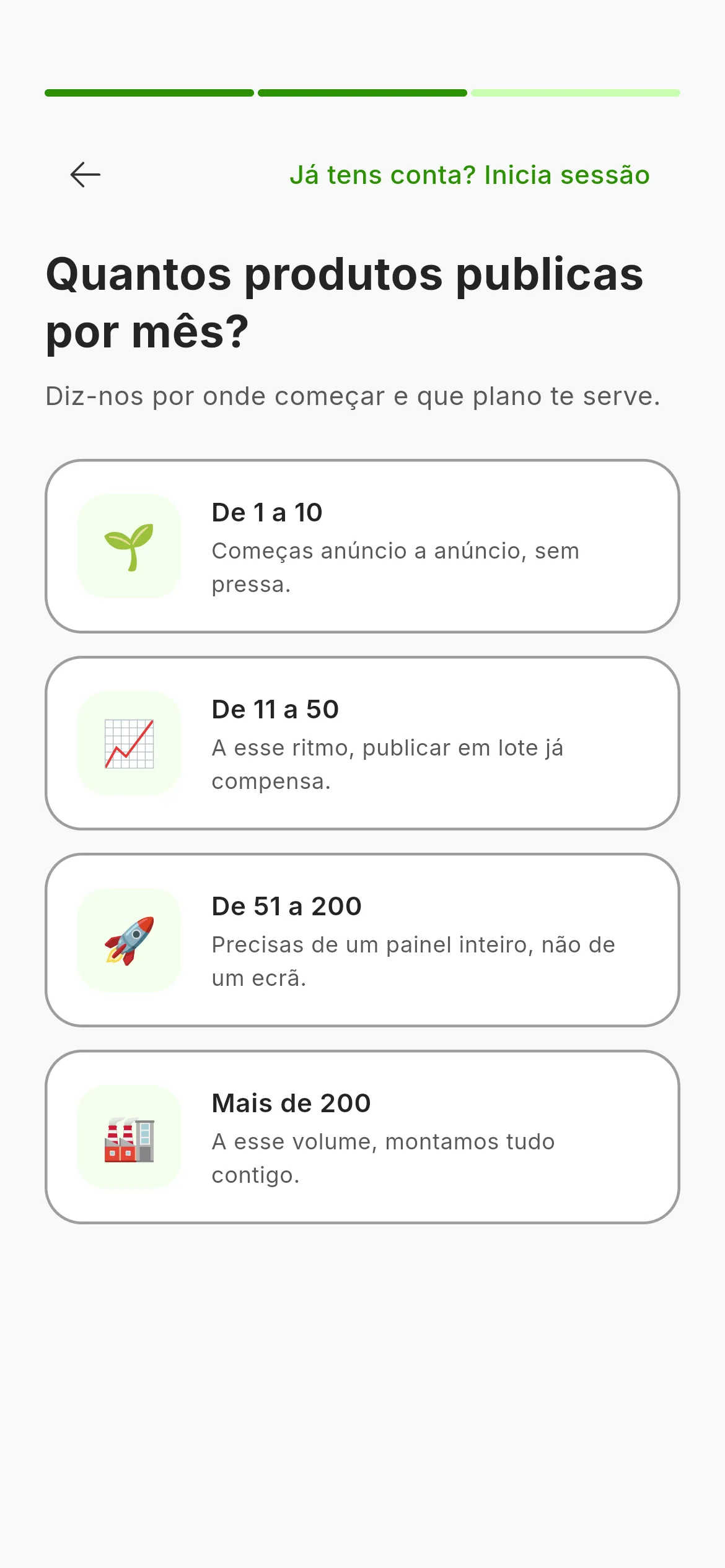 O segundo ecrã do registo: a pergunta de quantos artigos publicas por mês com quatro escalões, a barra de progresso em cima com o texto Passo 2 de 3 e a seta para voltar atrás.