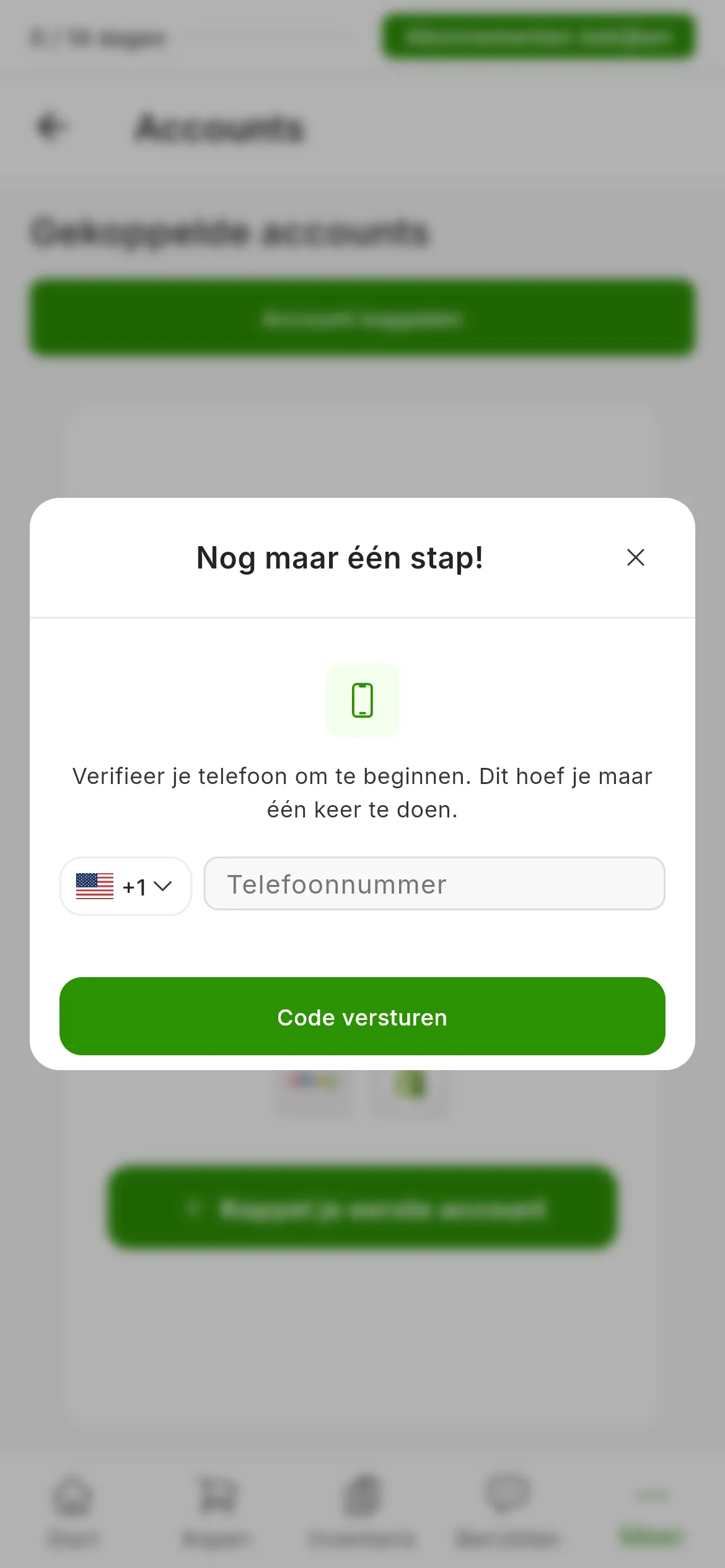 Het venster om de telefoon te verifiëren boven het accountscherm: de titel Nog één stap, de landkeuze met het landnummer, het veld voor het telefoonnummer en de groene knop om de code te versturen.