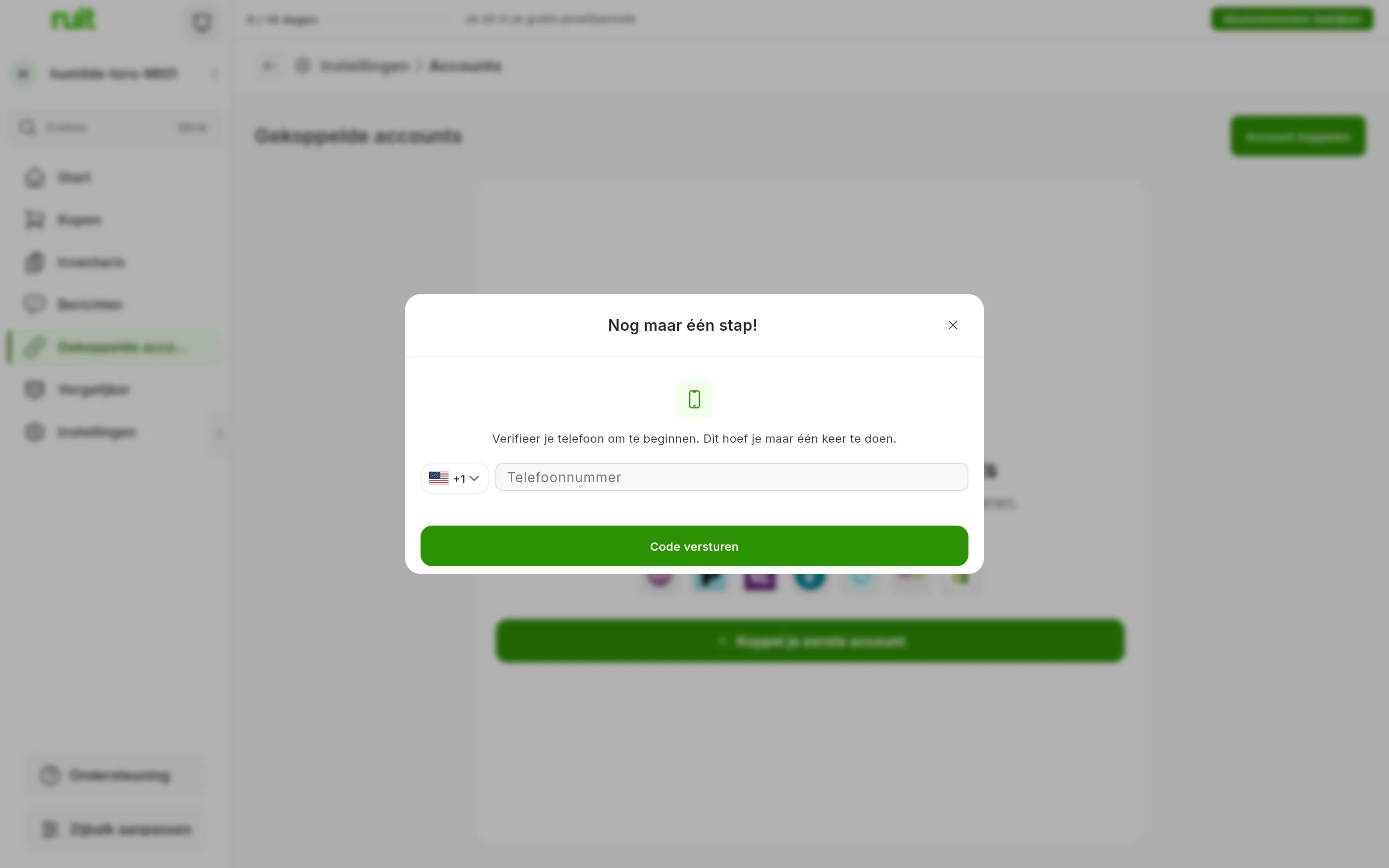 Het venster om de telefoon te verifiëren boven het accountscherm: de titel Nog één stap, de landkeuze met het landnummer, het veld voor het telefoonnummer en de groene knop om de code te versturen.