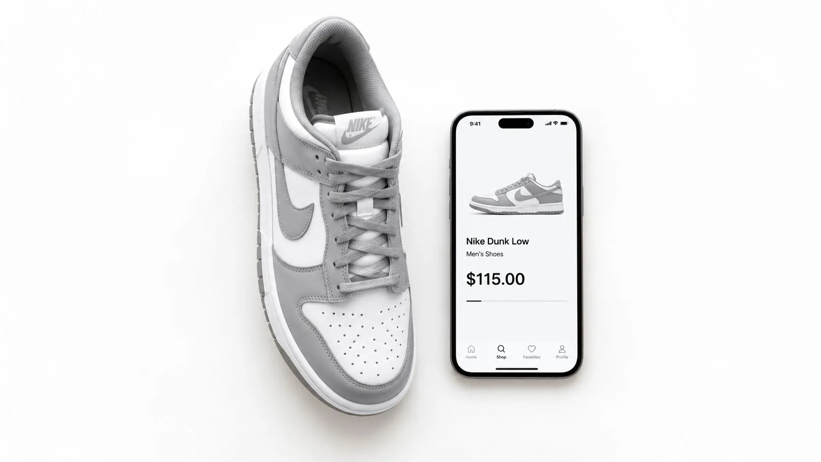 Una zapatilla Nike Dunk Low gris y blanca colocada junto a un teléfono inteligente mostrando su precio.