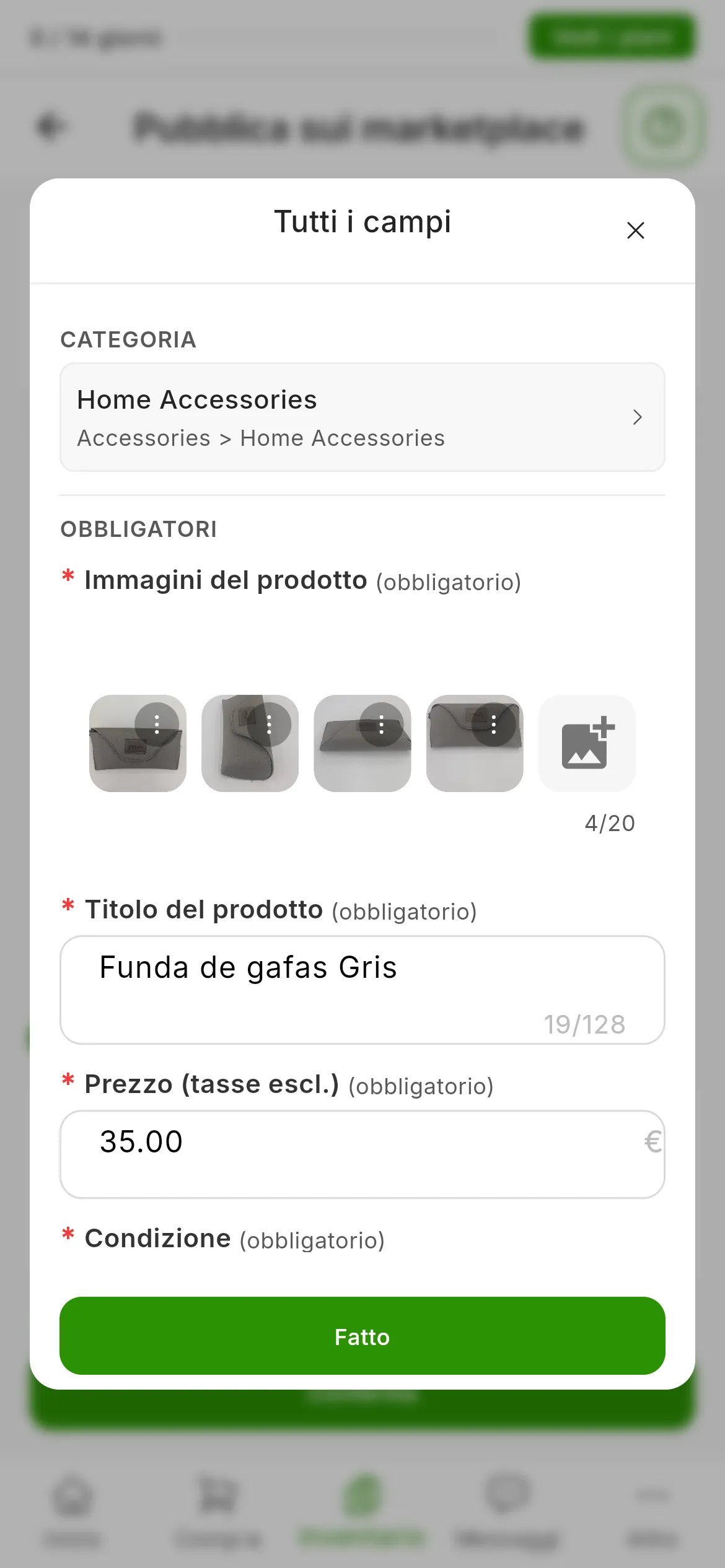 La finestra Tutti i campi dell'account PrestaShop sopra la schermata sfocata: CATEGORIA con la categoria che ha scelto l'IA, e OBBLIGATORI con le foto, il titolo e il prezzo del prodotto; in basso, Fatto