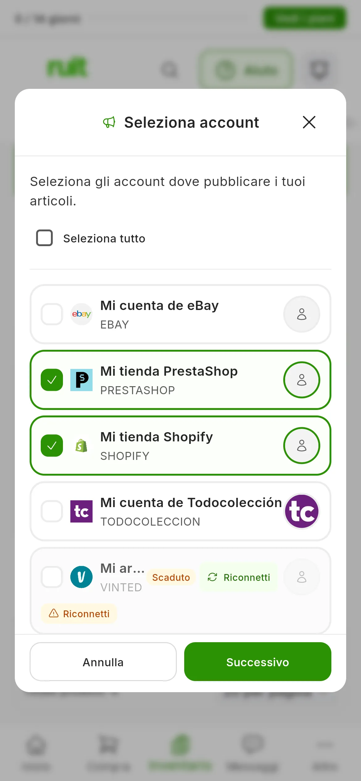 Il passo Seleziona account sopra la tabella sfocata: Mi tienda PrestaShop e Mi tienda Shopify selezionati, ognuno con l'etichetta 1/3 già pubblicati; Mi cuenta de eBay e Mi cuenta de Todocolección non selezionati, e Mi armario de segunda mano scaduto, con Riconnetti; in basso, Annulla e Successivo