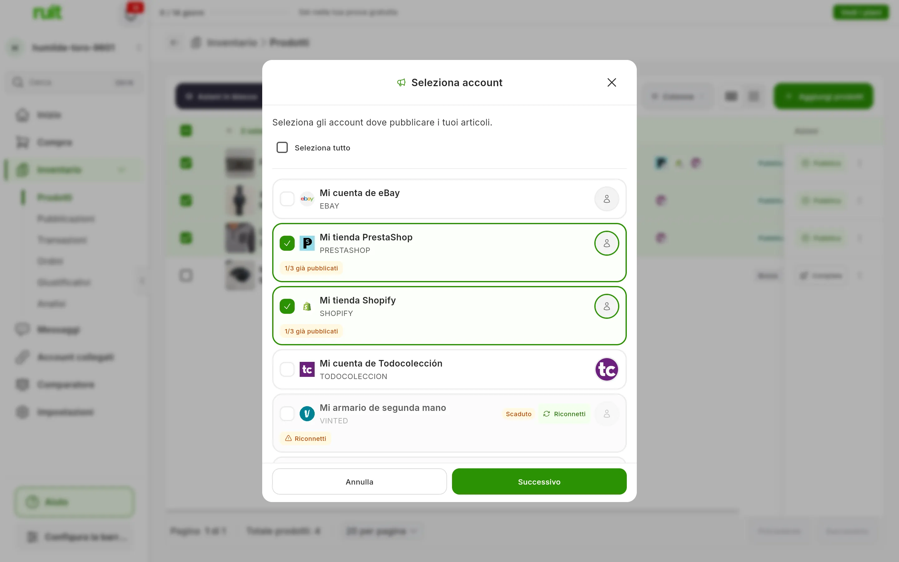 Il passo Seleziona account sopra la tabella sfocata: Mi tienda PrestaShop e Mi tienda Shopify selezionati, ognuno con l'etichetta 1/3 già pubblicati; Mi cuenta de eBay e Mi cuenta de Todocolección non selezionati, e Mi armario de segunda mano scaduto, con Riconnetti; in basso, Annulla e Successivo