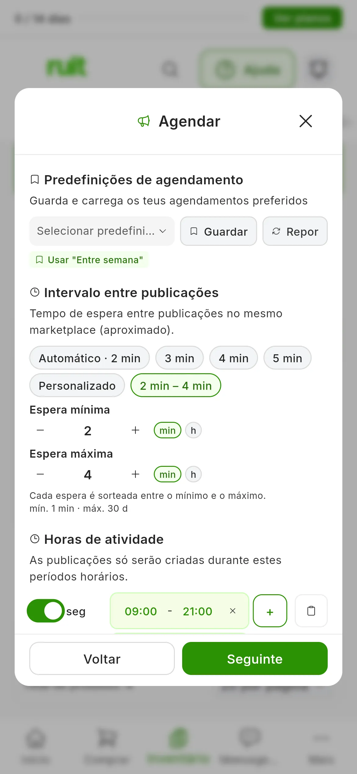 O passo Agendar com Aleatório escolhido, que agora mostra o intervalo de 2 a 4 minutos: Espera mínima em 2 min e Espera máxima em 4 min, cada uma com os seus botões de subtrair e somar, a linha Cada espera é sorteada entre o mínimo e o máximo e os limites mín. 1 min · máx. 30 d