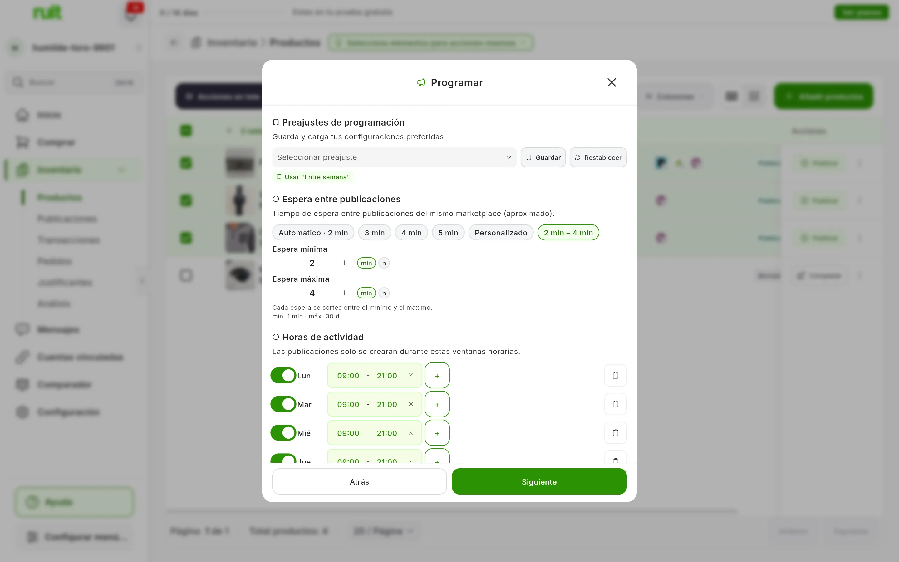 El paso Programar con Aleatorio elegido, que ahora muestra el intervalo de 2 a 4 minutos: Espera mínima en 2 min y Espera máxima en 4 min, cada una con sus botones de restar y sumar, la línea Cada espera se sortea entre el mínimo y el máximo y los límites mín. 1 min · máx. 30 d
