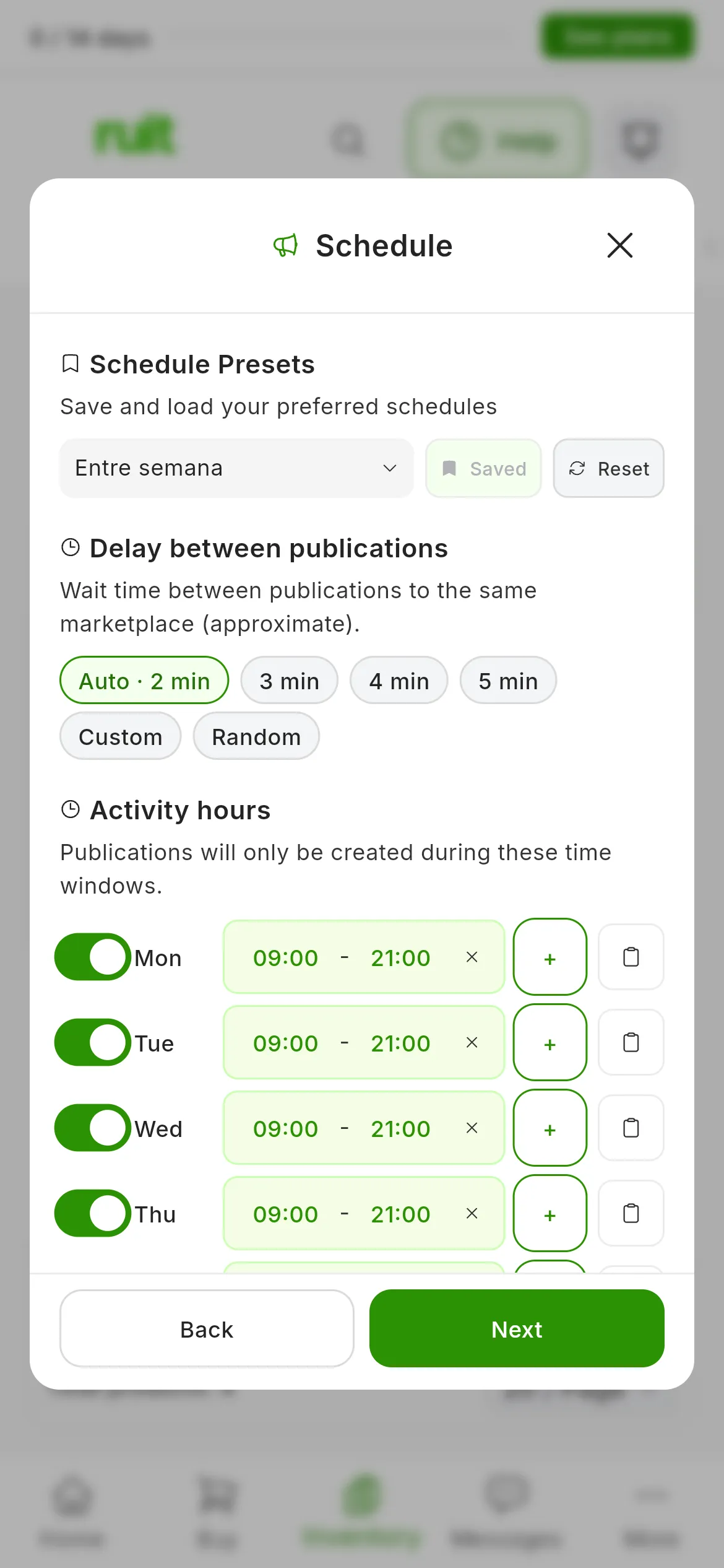 The Schedule step with the Entre semana preset loaded: Auto · 2 min under Delay between publications and, under Activity hours, Mon to Fri from 09:00 to 21:00, with Sat and Sun on Disabled; at the bottom, Back and Next