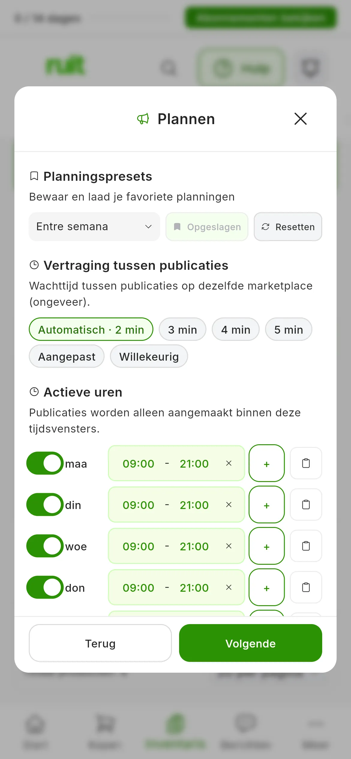 De stap Plannen met de preset Entre semana geladen: Automatisch · 2 min bij Vertraging tussen publicaties en, bij Actieve uren, maandag tot en met vrijdag van 09:00 tot 21:00, met zaterdag en zondag op Uitgeschakeld; onderaan Terug en Volgende
