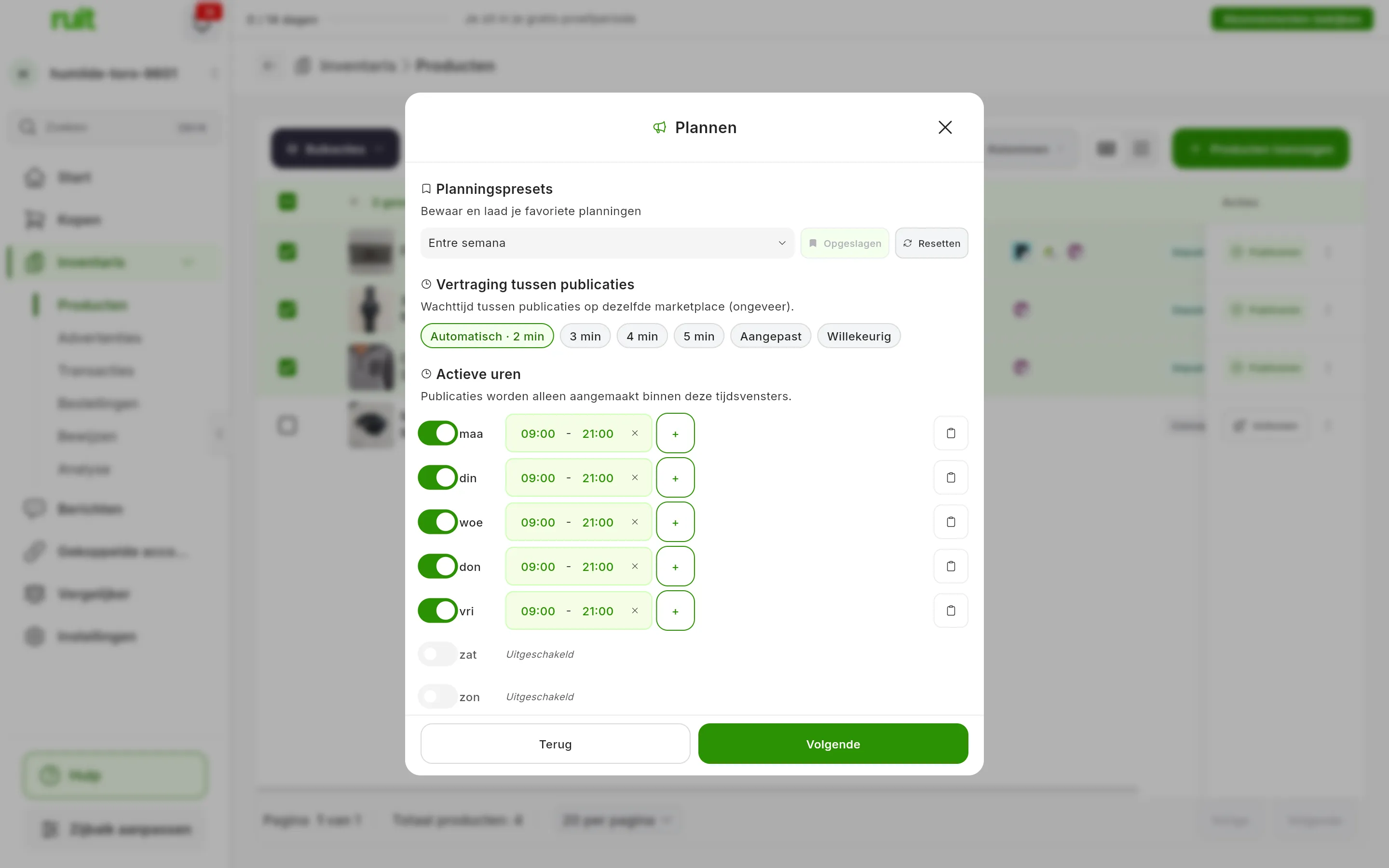De stap Plannen met de preset Entre semana geladen: Automatisch · 2 min bij Vertraging tussen publicaties en, bij Actieve uren, maandag tot en met vrijdag van 09:00 tot 21:00, met zaterdag en zondag op Uitgeschakeld; onderaan Terug en Volgende