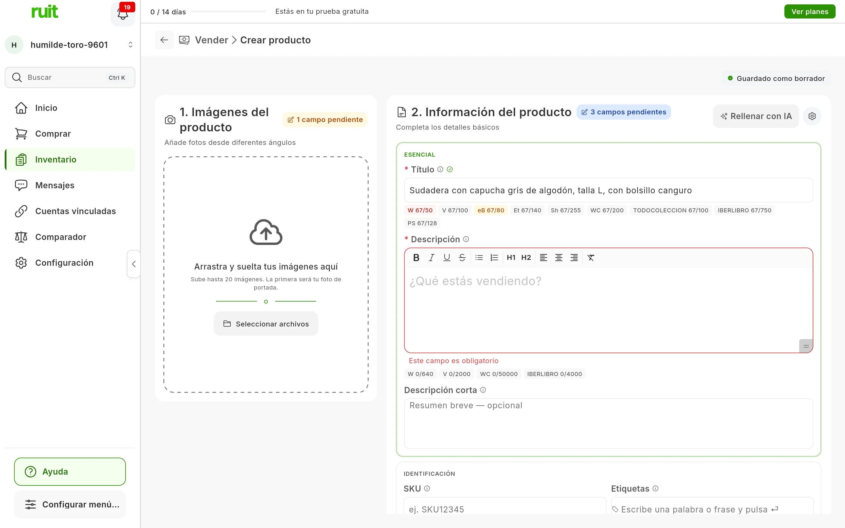 El formulario de crear producto con un título de 67 caracteres y, debajo, una insignia por marketplace: W 67/50 en rojo, eB 67/80 en ámbar y el resto en gris, como V 67/100 o PS 67/128; bajo la descripción, todavía vacía, las insignias de los marketplaces que le ponen tope