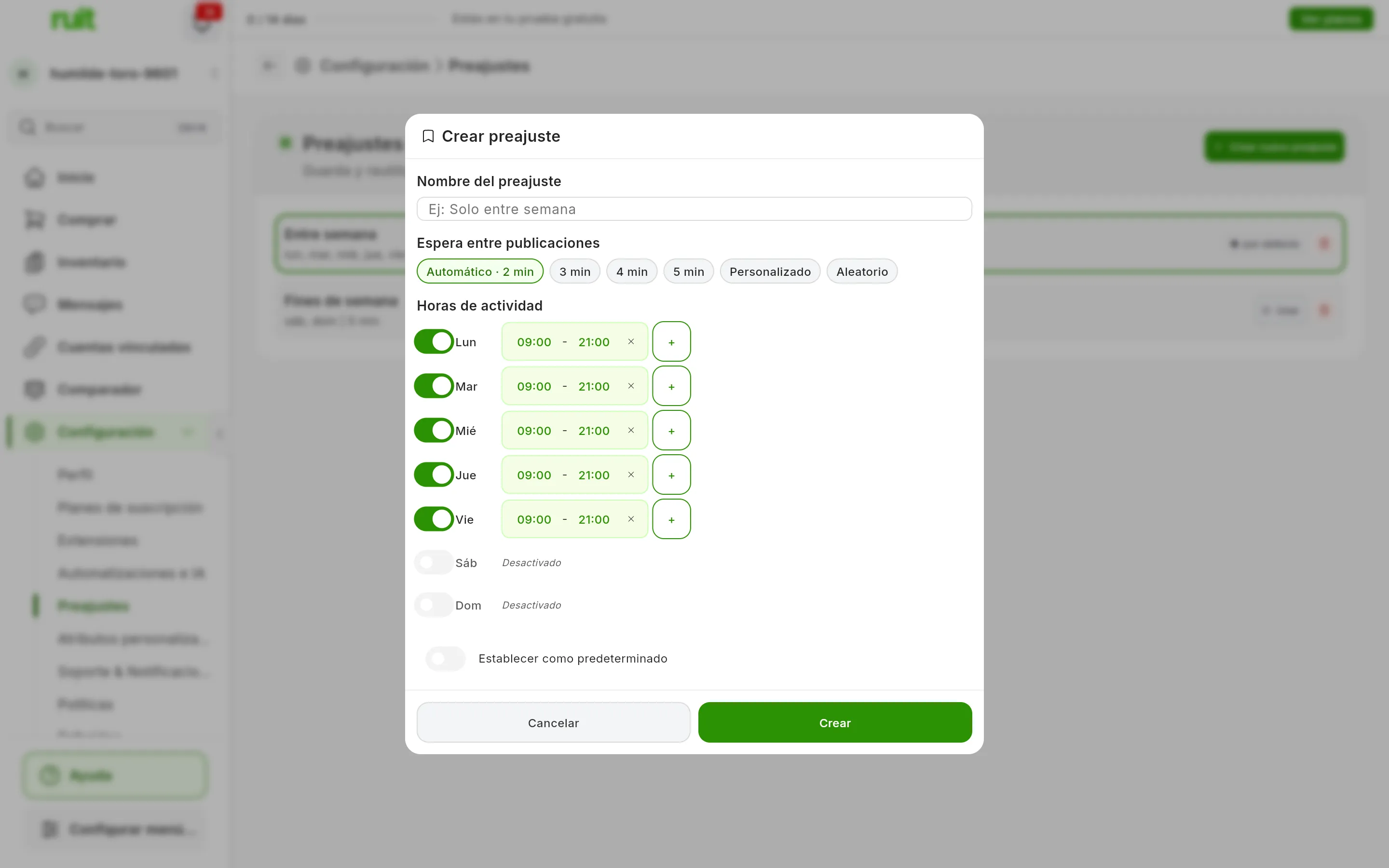 La ventana Crear preajuste: Nombre del preajuste vacío, Espera entre publicaciones en Automático · 2 min, Horas de actividad de Lun a Vie de 09:00 a 21:00 con Sáb y Dom en Desactivado, el interruptor Establecer como predeterminado y los botones Cancelar y Crear