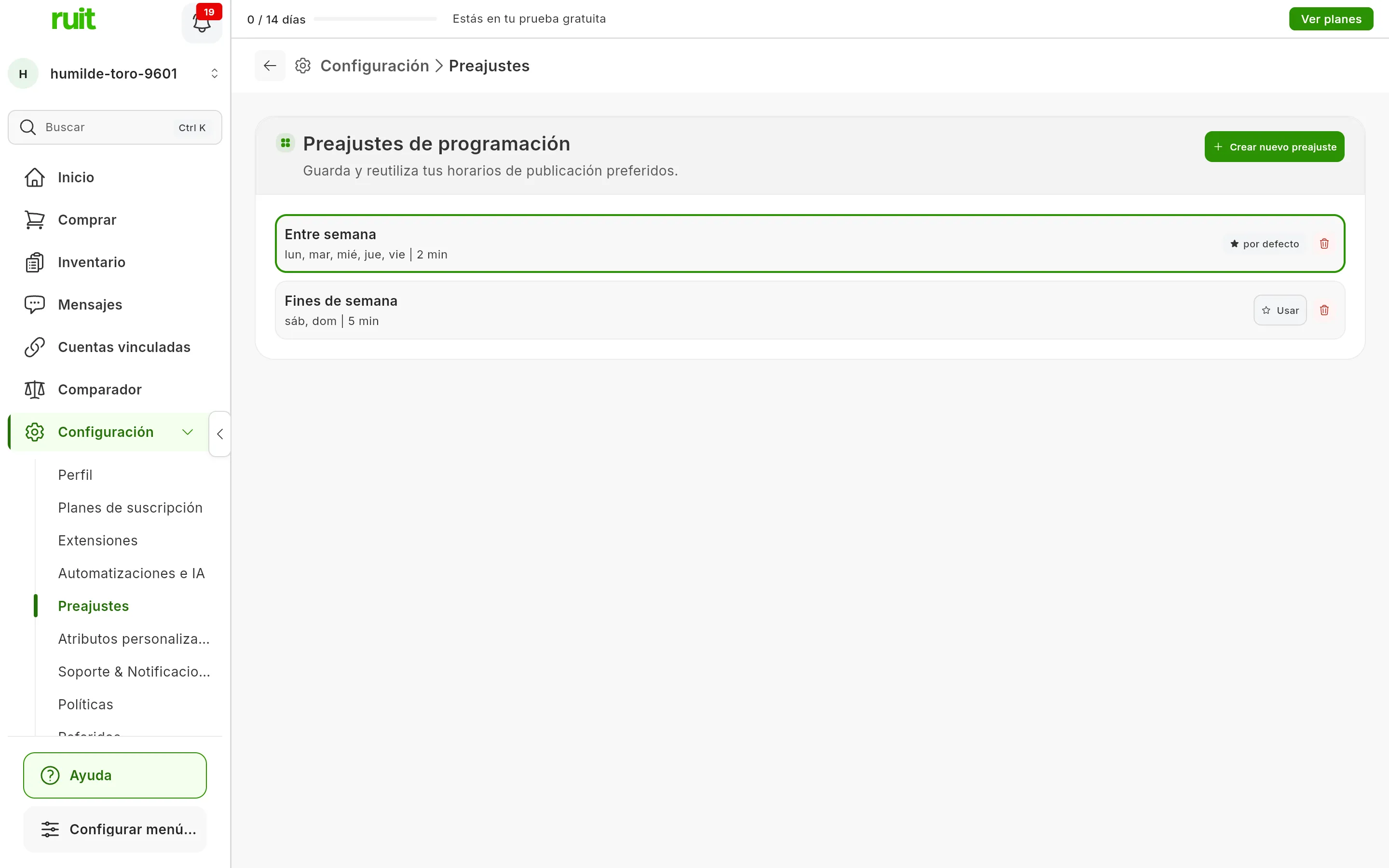 Configuración → Preajustes: la página Preajustes de programación con el botón Crear nuevo preajuste y dos preajustes, Entre semana con la marca por defecto y Fines de semana con el botón Usar; cada uno con su papelera