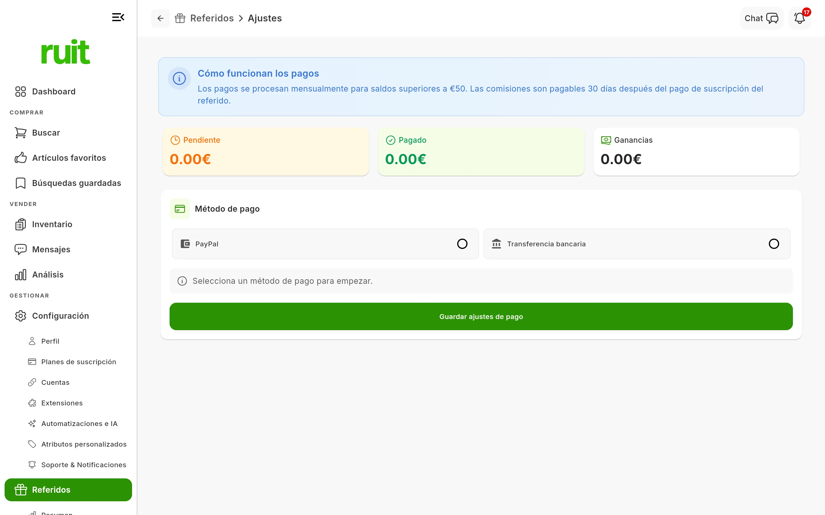 La pestaña Ajustes de Referidos: arriba el aviso azul Cómo funcionan los pagos, debajo las tres tarjetas de saldo Pendiente, Pagado y Ganancias, y al final la tarjeta Método de pago con las opciones PayPal y Transferencia bancaria y el botón verde de guardar.