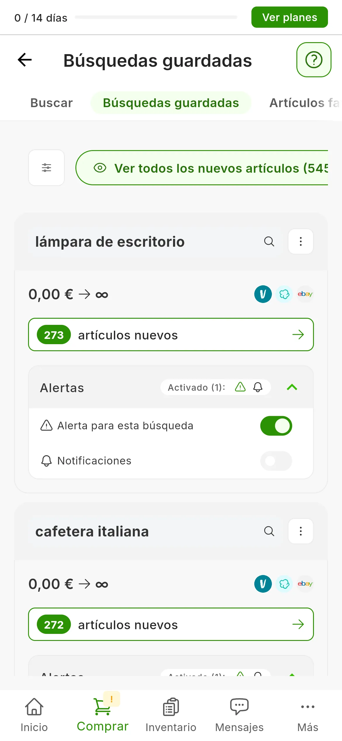 La pantalla Búsquedas guardadas con dos tarjetas, lámpara de escritorio y cafetera italiana: en cada una, el texto con su lupa y su menú, el rango de precio de 0 a infinito, los logos de Vinted, Wallapop y eBay, sus artículos nuevos y el bloque Alertas, con el interruptor Alerta para esta búsqueda encendido y el de Notificaciones apagado