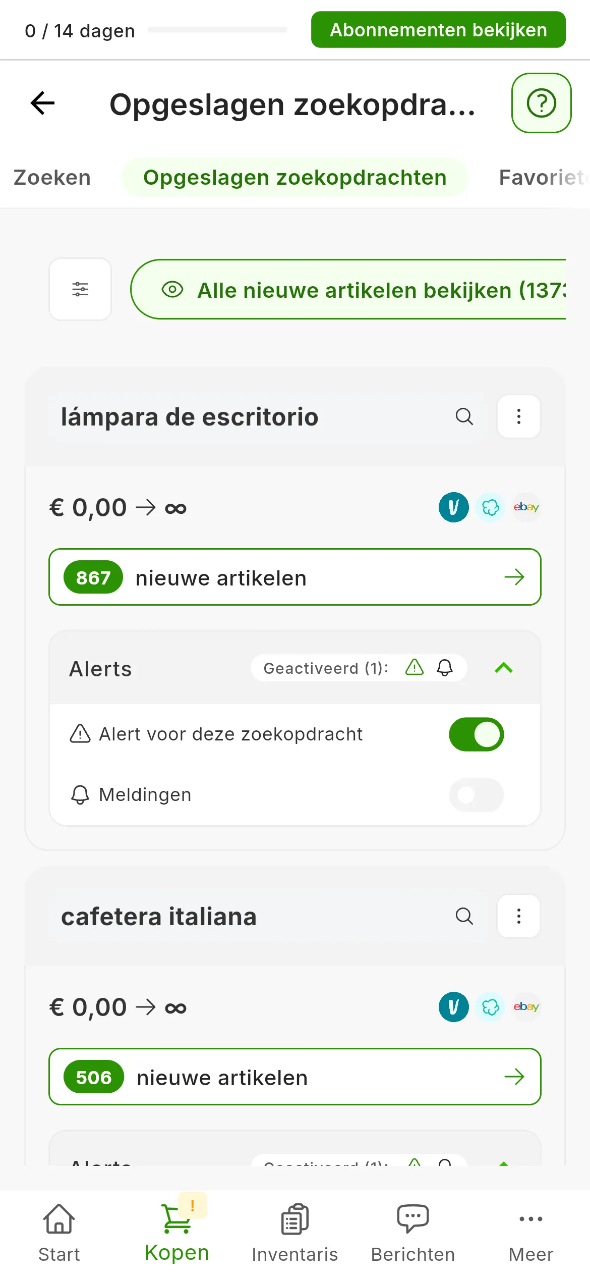 Het scherm Opgeslagen zoekopdrachten met twee kaarten, voor lámpara de escritorio en cafetera italiana: op elke kaart de tekst met het vergrootglas en het menu, het prijsbereik van 0 tot oneindig, de logo's van Vinted, Wallapop en eBay, de nieuwe artikelen en het blok Alerts, met de schakelaar Alert voor deze zoekopdracht aan en die van Meldingen uit