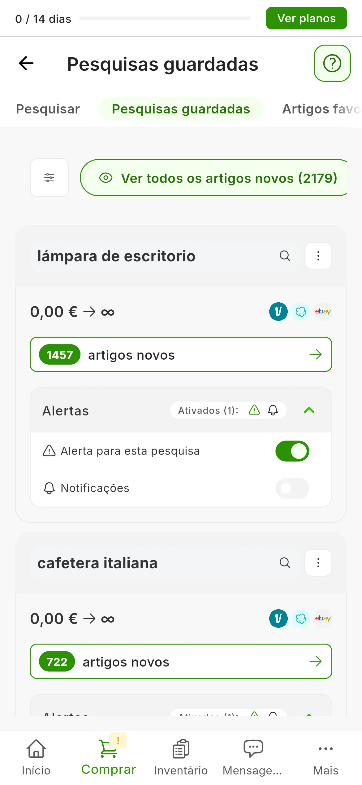O ecrã Pesquisas guardadas com dois cartões, lámpara de escritorio e cafetera italiana: em cada um, o texto com a lupa e o menu, o intervalo de preço de 0 a infinito, os logótipos do Vinted, do Wallapop e do eBay, os artigos novos e o bloco Alertas, com o interruptor Alerta para esta pesquisa ligado e o de Notificações desligado