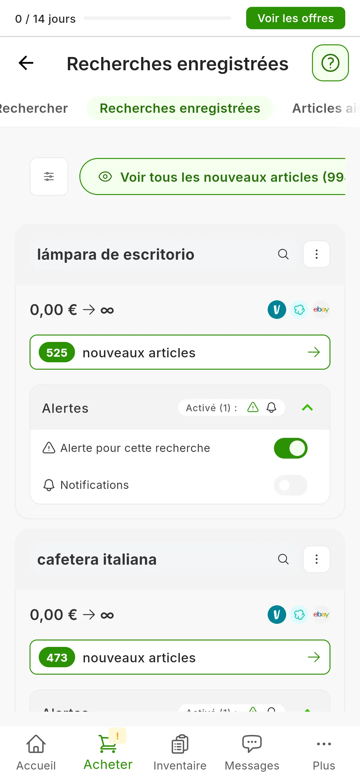 L'écran Recherches enregistrées avec deux cartes, lámpara de escritorio et cafetera italiana : sur chacune, le texte avec sa loupe et son menu, la fourchette de prix de 0 à l'infini, les logos de Vinted, Wallapop et eBay, ses nouveaux articles et le bloc Alertes, avec l'interrupteur Alerte pour cette recherche activé et celui de Notifications désactivé