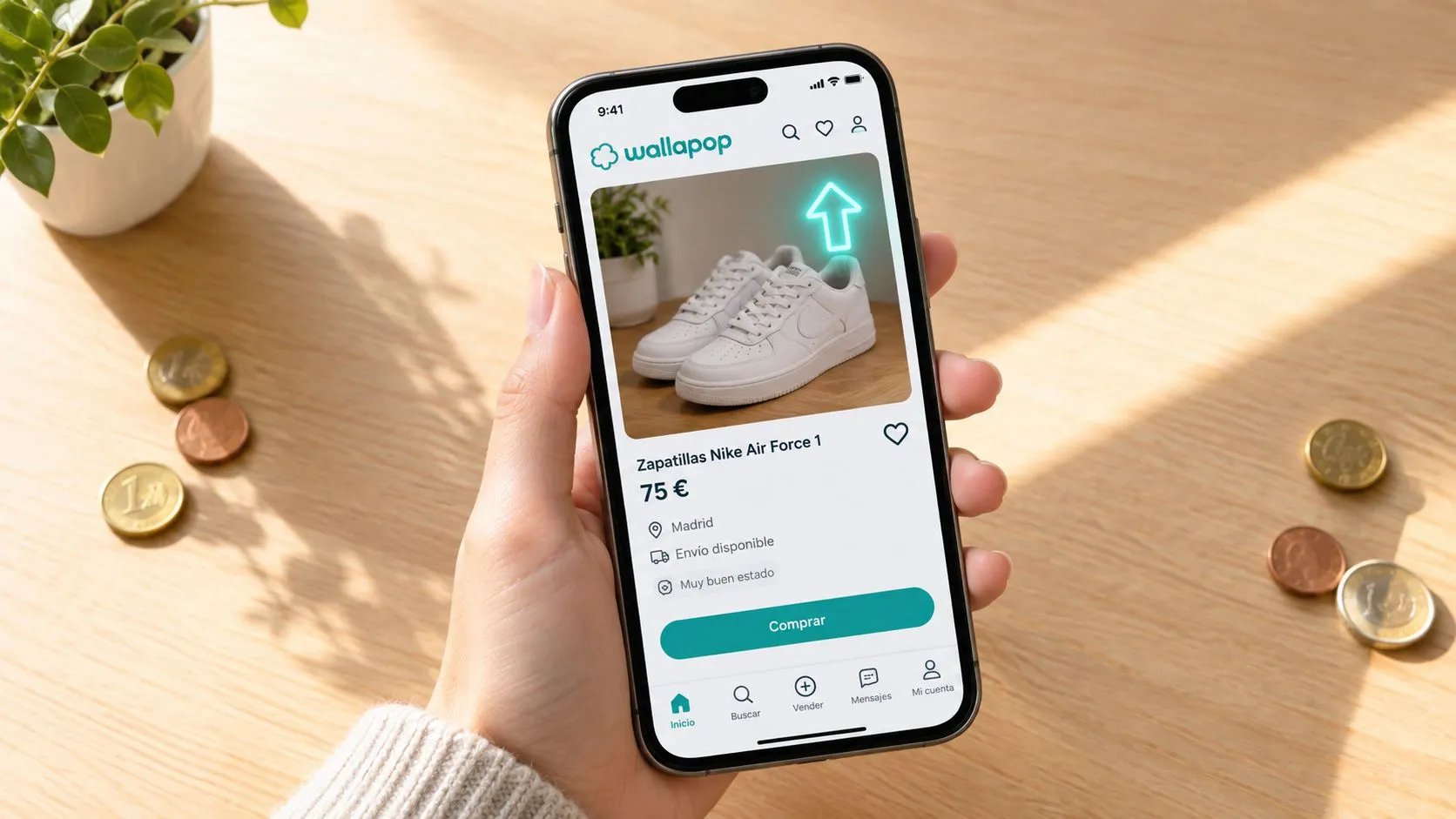 Una mano sosteniendo un smartphone que muestra la aplicación Wallapop con la venta de zapatillas Nike Air Force 1.